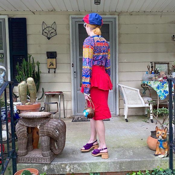 Vintage 1980s Red Cotton High Waist Skirt with Ruffle Detail and Gold Chain - Picture 3 of 10